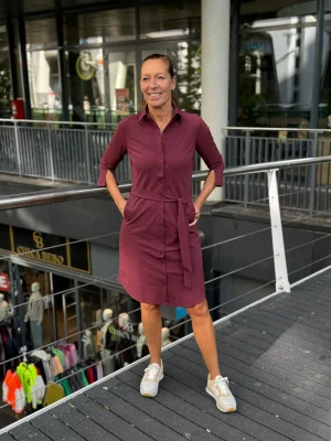 Mi Piace traveljurk in bordeaux, model 2092, knielang.